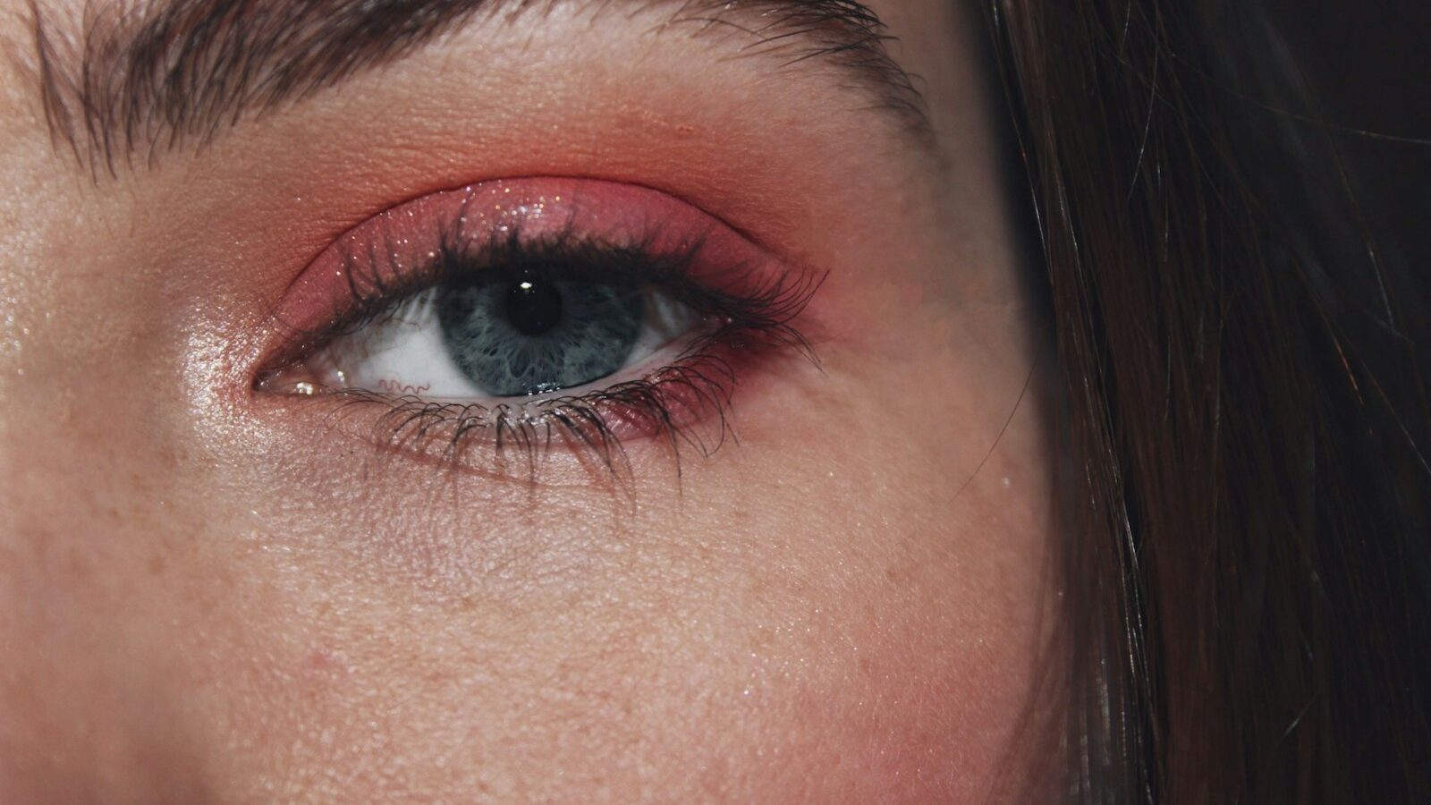 persons brown eyes and brown hair